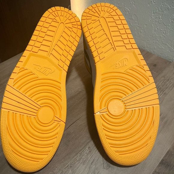 Air Jordan 1 Mid ‘Reverse Yellow Toe’ - Picture 5 of 6